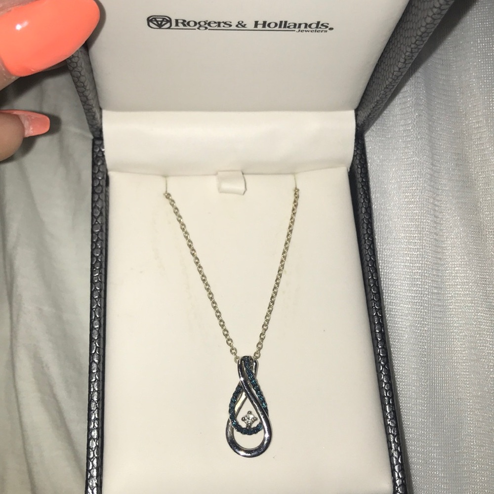 Diamond necklace with blue diamonds
